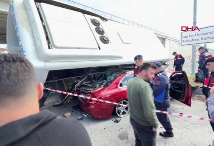 SON DAKİKA... Öğrenci otobüsü aracın üzerine devrildi: Yaralılar var