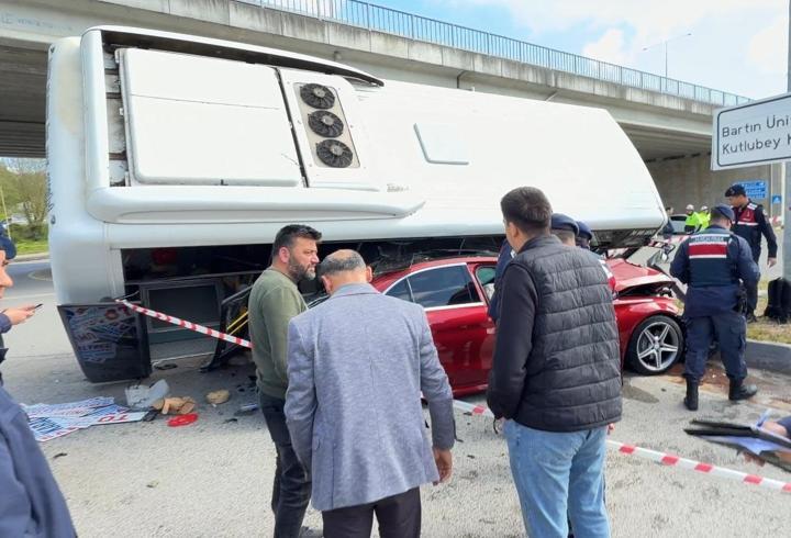 Bartın’da halk otobüsü otomobilin üzerine devrildi; yaralılar var