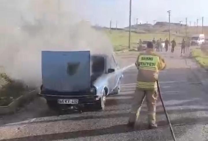 Alev alan otomobiline müdahale ederken yaralandı