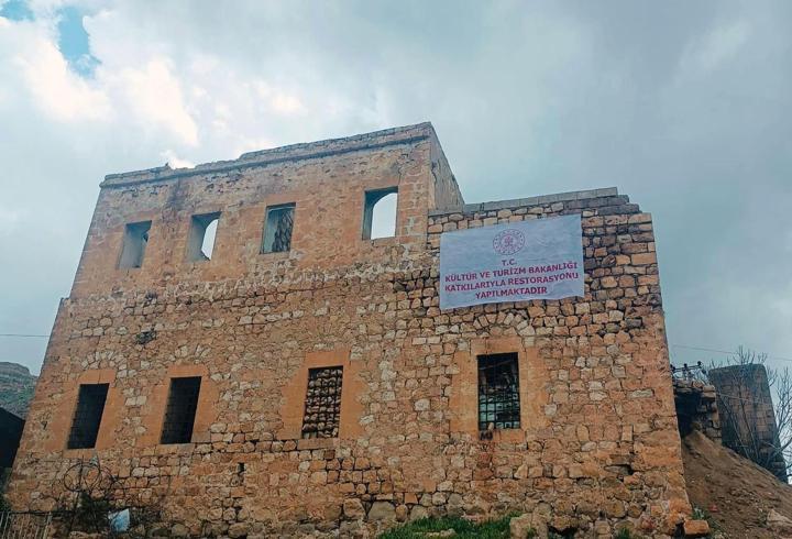 Derik’te Karahan Konağı’nda restorasyon başladı