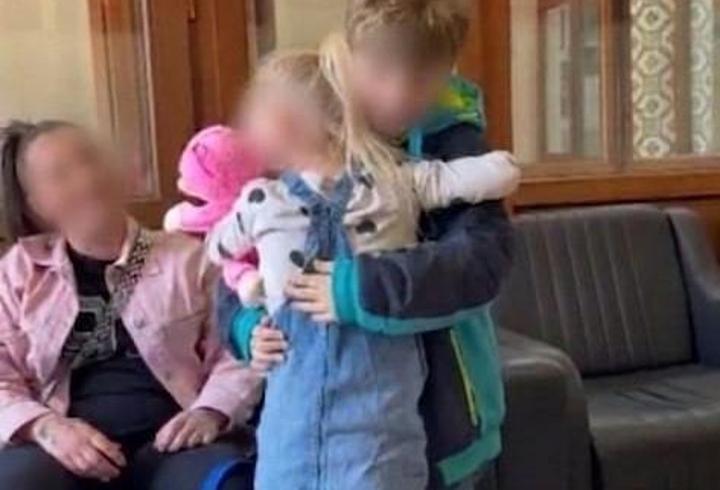 Velayeti annesine verilen Nazar'dan ilk kez buluştuğu kız kardeşine sıcak karşılama