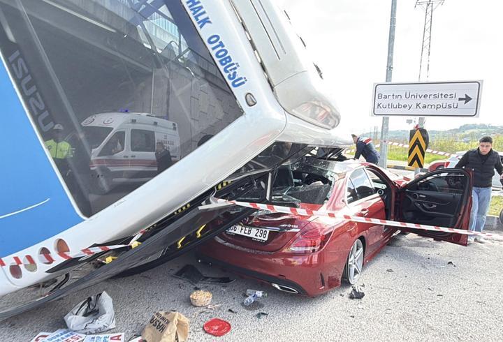 Öğrencileri taşıyan otobüs, otomobilin üzerine devrildi: 46 yaralı