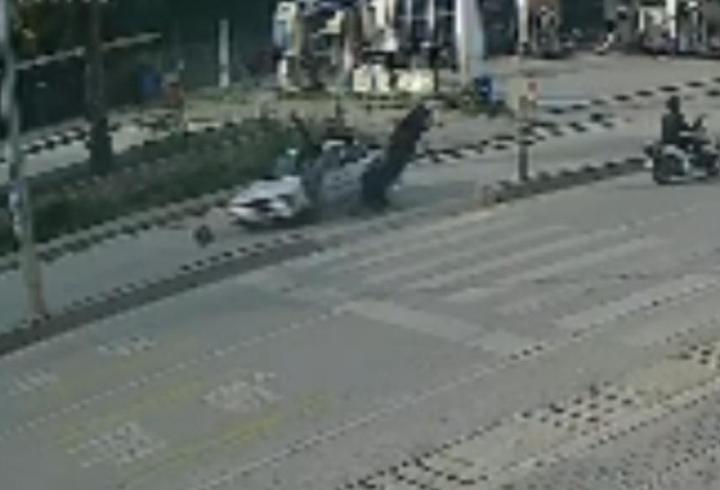 Hatay’da yaya geçidinden dönmek isteyen otomobile motosiklet çarptı