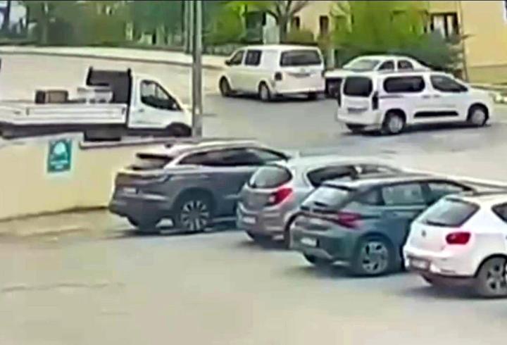 Otomobil ile çarpışan minibüsün devrildiği kaza kamerada: 1 yaralı