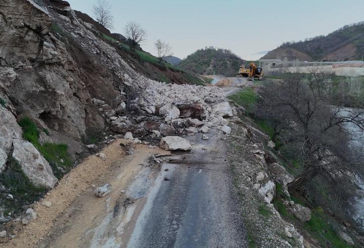 Bingöl’de heyelan nedeniyle yol ulaşıma kapandı
