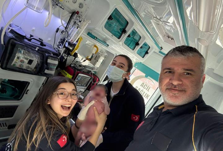 Sakarya'da 112 ekibi evde doğum yaptırdı