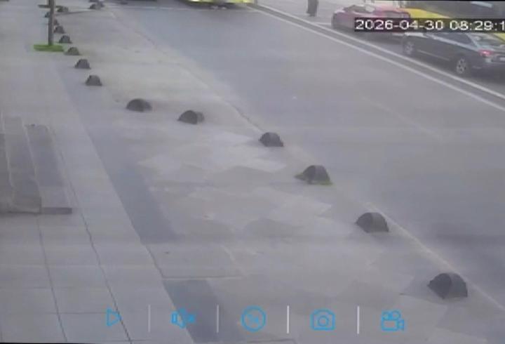 Bağcılar'da yolun karşısına geçmeye çalışan öğrenciye İETT otobüsü çarptı; kaza kamerada