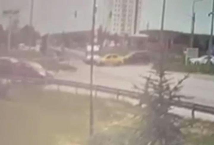 Ambulansla taksinin çarpıştığı kaza kamerada; 5 yaralı