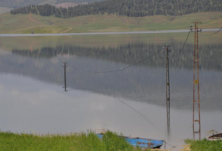Tahtaköprü Barajı kıyısındaki elektrik direkleri, 52 yıl sonra ilk kez suya gömüldü
