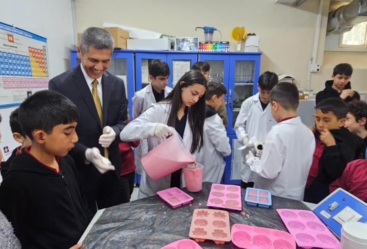 Lise öğrencileri atık yağlardan sabun üretti