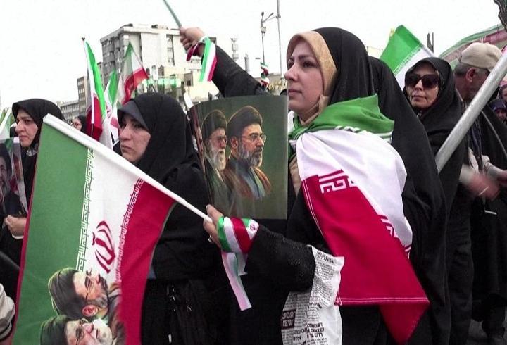 İran'da binler sokaklarda: BİZİ YENEMEZSİNİZ!