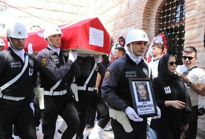 İzmir'deki kazada şehit olan polis memuru son yolculuğuna uğurlandı (2)