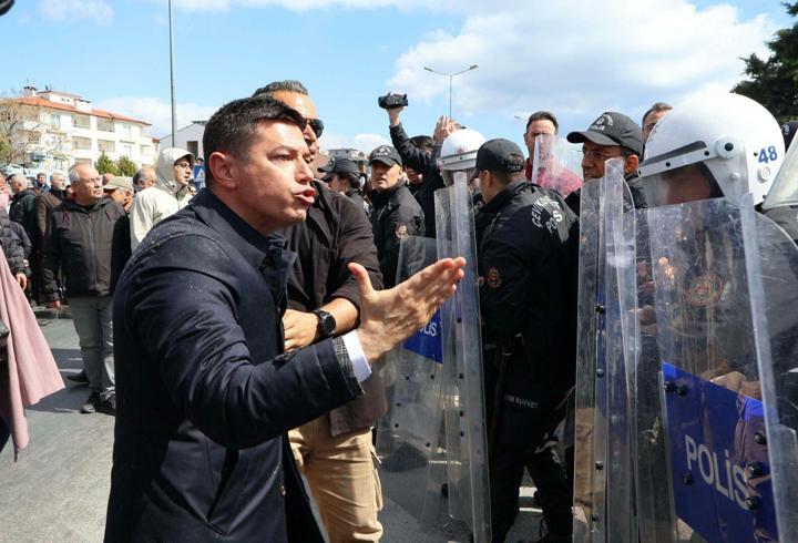 Polise saldırdığı öne sürülen belediye başkanına 5 ay hapis