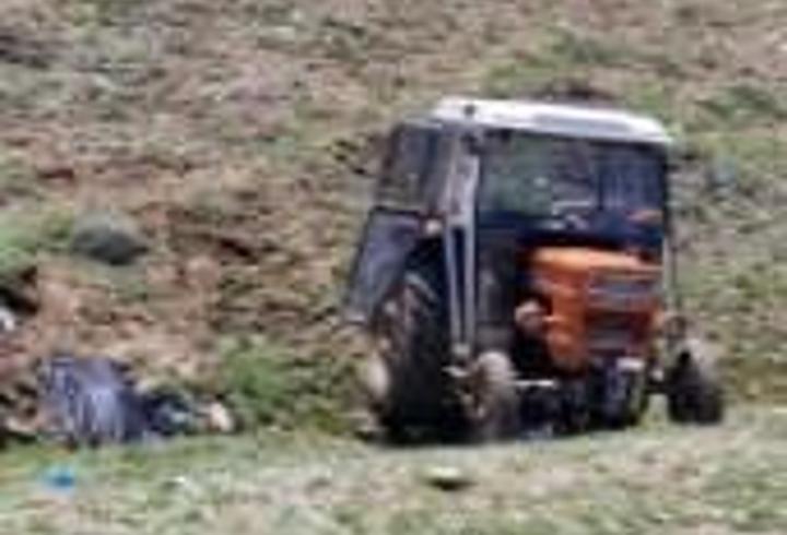 Traktör, dere yatağına devrildi; 1 ölü, 3 yaralı