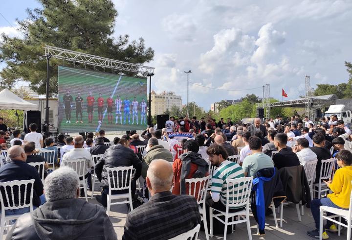 Mardin’de taraftar, play-off maçını dev ekrandan izledi