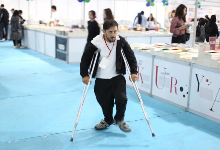 Engelleri kalemiyle yıktı; okula gitmeden 3 roman yazdı