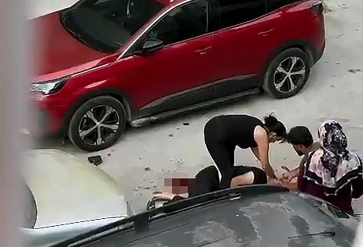 Bıçaklı kavganın sanığı 4,5 ayda tahliye oldu, ayırmak isteyen 1 yıldır elektronik kelepçeyle ev hapsinde