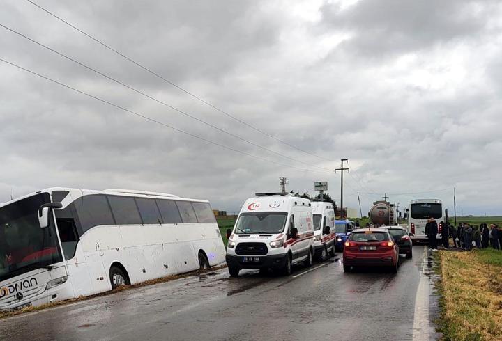 1 Mayıs kutlamalarına giden işçileri taşıyan otobüs yoldan çıktı; 1 yaralı