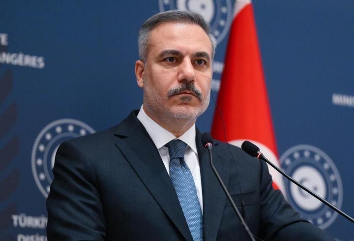 İstanbul Valiliği, 1 Mayıs kutlamaları için Kadıköy Rıhtım ve Kartal Meydanı’nı adres gösterdi. Taksim Meydanı’na çıkan sokaklar demir bariyerlerle kapatıldı. İzinsiz gösteri yapan gruplara ise polis ekipleri müdahale etti.1