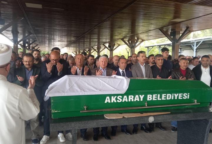 Yemek yaparken elbisesi tutuşup ölen kadın, toprağa verildi