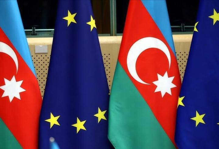 ABD Başkanı Donald Trump, Kongre’ye gönderdiği resmi mektupta İran ile düşmanlığın "sona erdiğini" savunarak yeni bir savaş yetkisine ihtiyaç duyulmadığını bildirdi. Anayasal 60 günlük sürenin dolmasına saatler kala yapılan bu hamle, onaysız başlatılan askeri operasyonlara yönelik hukuki tartışmaları baypas etme girişimi olarak değerlendiriliyor.
1