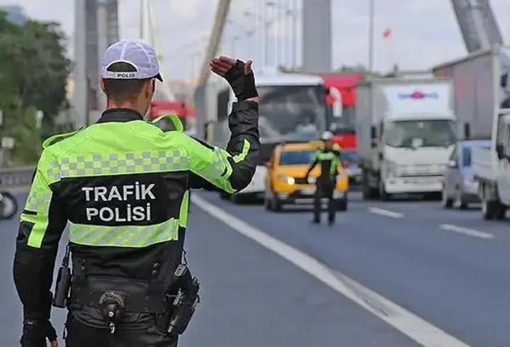 Altın fiyatları zirvedeyken kredi kartıyla taksitli alım yapan yatırımcılar, fiyatların düşmesi ve ek maliyetler nedeniyle büyük zarar etti. 84 bin liraya alınan bilezik, kısa sürede 60 bin liraya kadar gerileyerek yaklaşık 24 bin lira kayıp oluşturdu. Bu durum, altının kısa vadeli ve borçla yapılan bir yatırım için riskli olduğunu gösterdi. Detaylar Sabiha Fındıkkıran ve Özcan Karaçam'ın haberinde.7