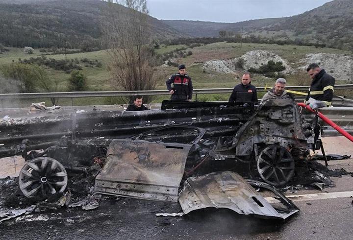 Bariyere çarpan otomobil alev alıp, yandı: 1 ölü, 1 yaralı