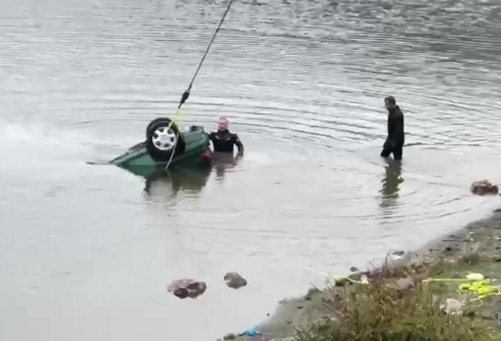 El freni çekilmeyen otomobil gölete düştü