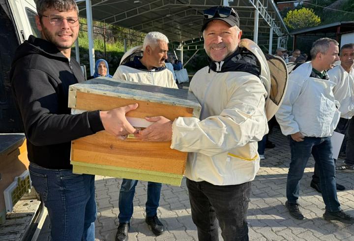 Bornova'da 80 yeni arıcı yetiştirildi