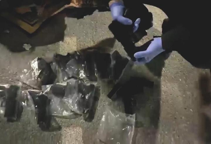 Batman'da otomobil bagajında 13 tabanca ele geçirildi