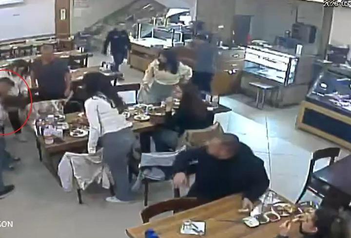 Restoranda nefes borusuna yiyecek kaçan çocuğu, Heimlich manevrasıyla kurtardı