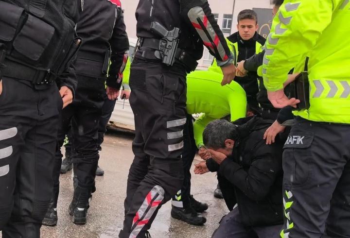Polise direnen ehliyetsiz motosiklet sürücüsüne biber gazıyla müdahale
