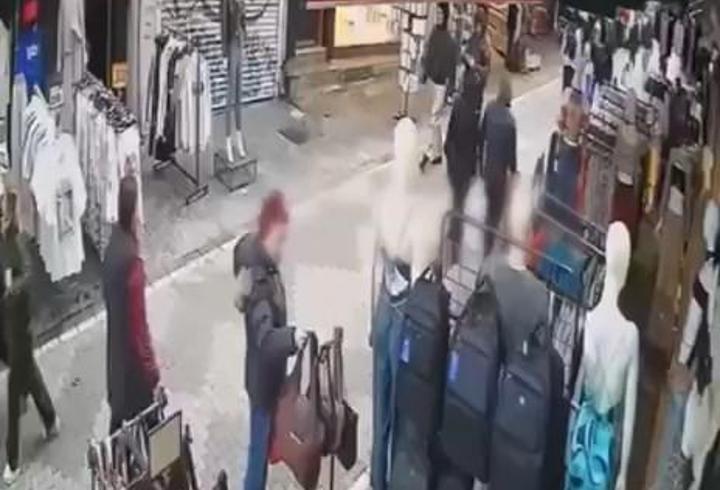 Kadıköy’de mağazanın önündeki çantanın çalındığı anlar kamerada