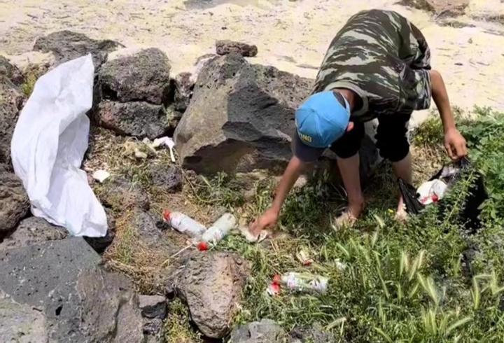 Göldeki çöpleri 11 yaşındaki Bayram temizledi