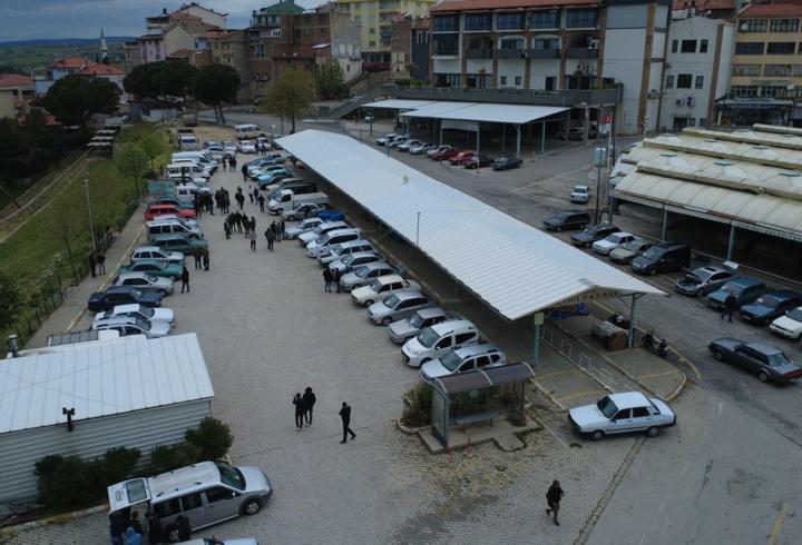 Demirci’de oto pazarı yoğunluğu, 47 yıllık klasik otomobile 210 bin TL