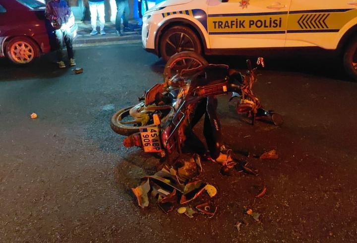 Manisa’da motosiklet sürücüsünün ağır yaralandığı kaza kamerada
