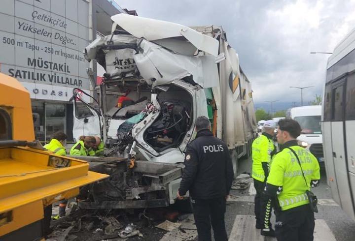 Kırmızı ışıkta bekleyen tankere TIR çarptı: 1 ölü