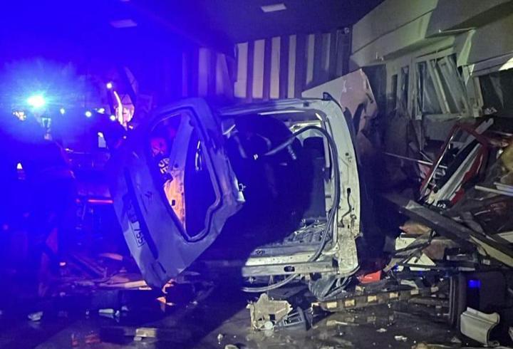 Ordu'da otomobil iş yerine girdi: 2 yaralı