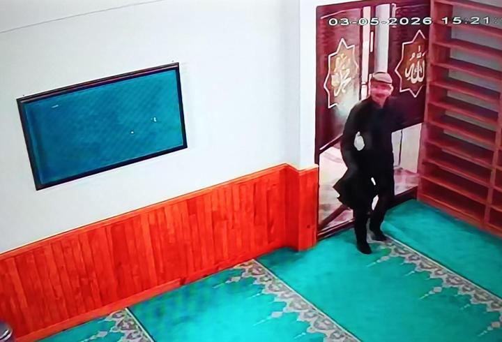 Sadaka kutusundaki paraları çalıp kaçtı