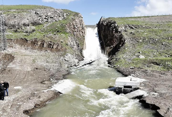 Tam doluluğa ulaşan Patnos Barajı'nda kapaklar açıldı