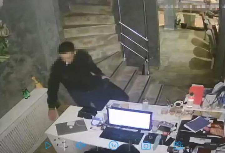 Taksim’de masadaki dizüstü bilgisayarı çalan şüpheli yakalandı