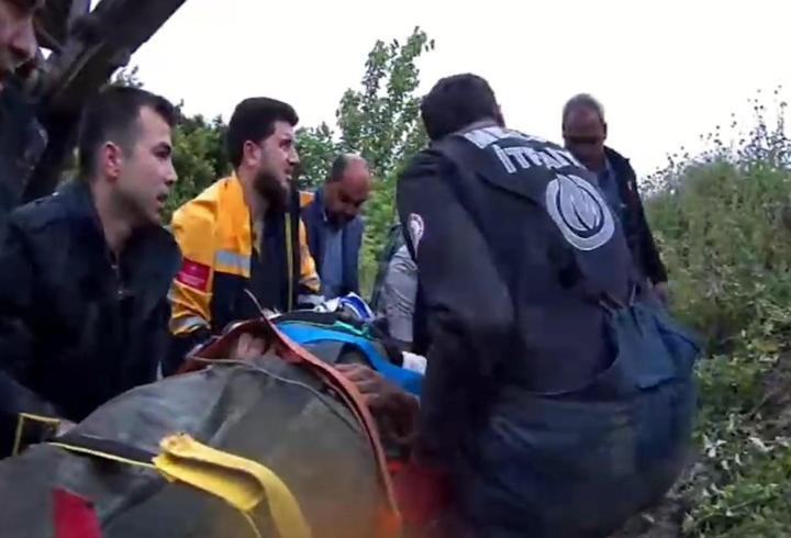 Traktör devrildi, altında kalan sürücü 1 saatlik çalışmayla kurtarıldı