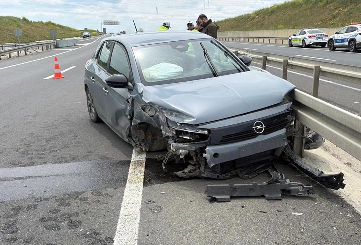 Lastiği patlayan otomobil refüje çarptı; 1 yaralı