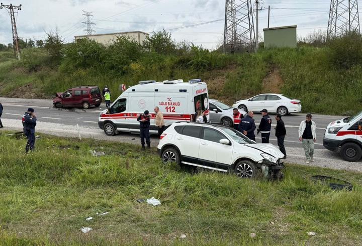 Otomobille hafif ticari araç çarpıştı; 1’i ağır, 4 yaralı