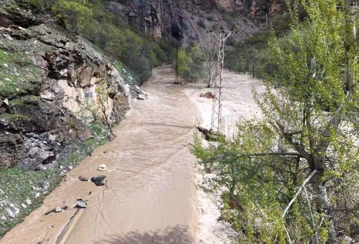 Munzur çayı taştı, kara yolu trafiğe kapandı