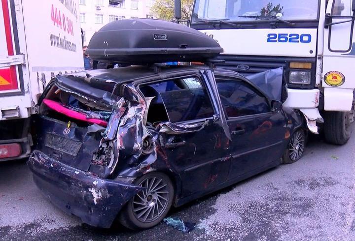 Bağcılar'da park halindeyken sürüklenen kamyon 8 araca çarptı; kaza kamerada