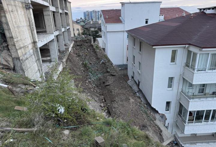 Çöken istinat duvarı evlerin içine girdi