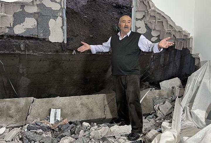 Çöken istinat duvarı evlerin içine girdi