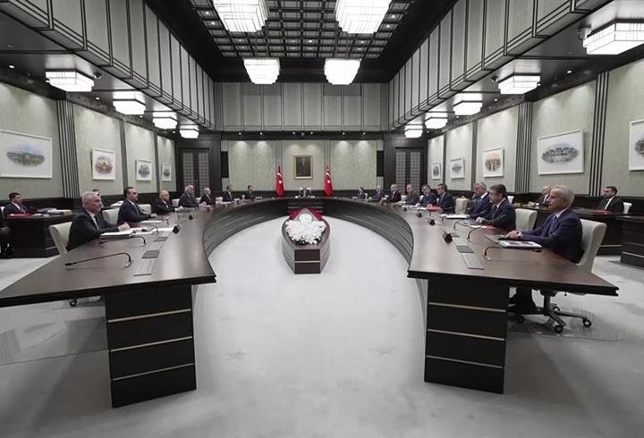 Bingöl'ün Karlıova ilçesinde yağışlar sonrası debisi yükselen Peri Çayı’nda akıntıya kapılan at, kendi kendine kıyıya çıkıp boğulmaktan kurtuldu. O anlar, çevredekilerin cep telefonu kamerasıyla kaydedildi.

1