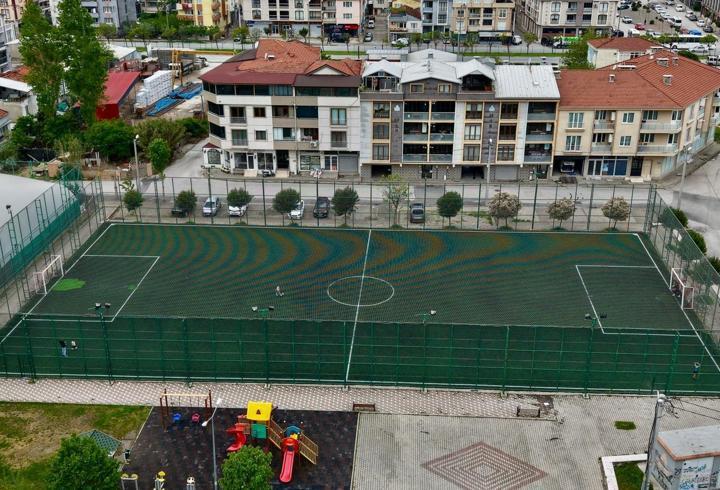 Gemlik’te halı sahalar yenilendi
